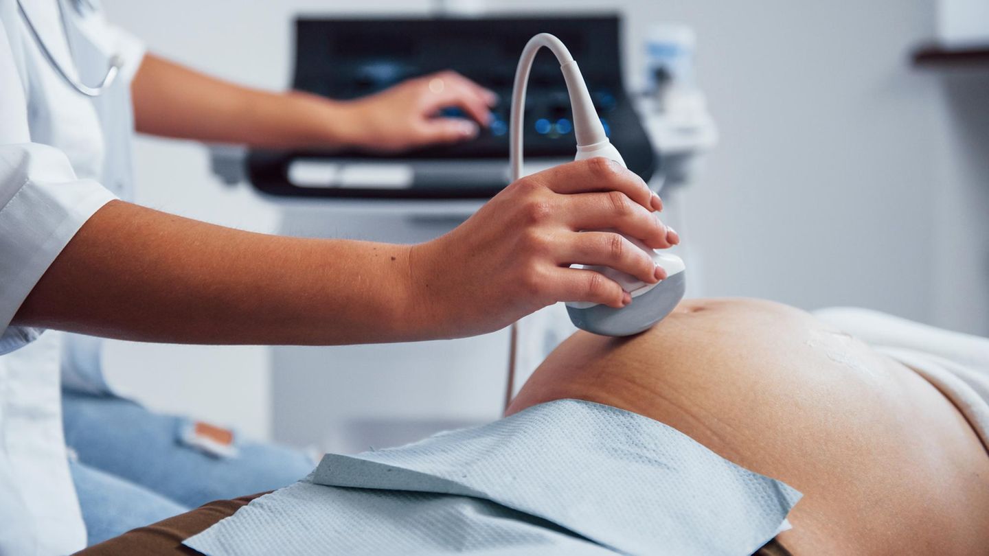 Pränataldiagnostik: Durchführung eines Ultraschalls bei einer schwangeren Patientin