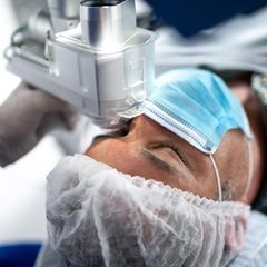 Refraktive Chirurgie: Arzt führt eine Augenoperation durch