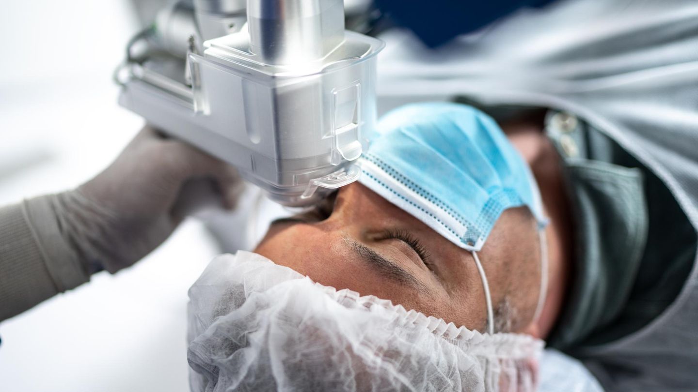 Refraktive Chirurgie: Arzt führt eine Augenoperation durch