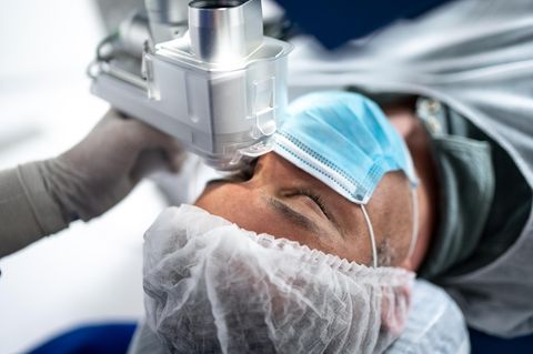 Refraktive Chirurgie: Arzt führt eine Augenoperation durch