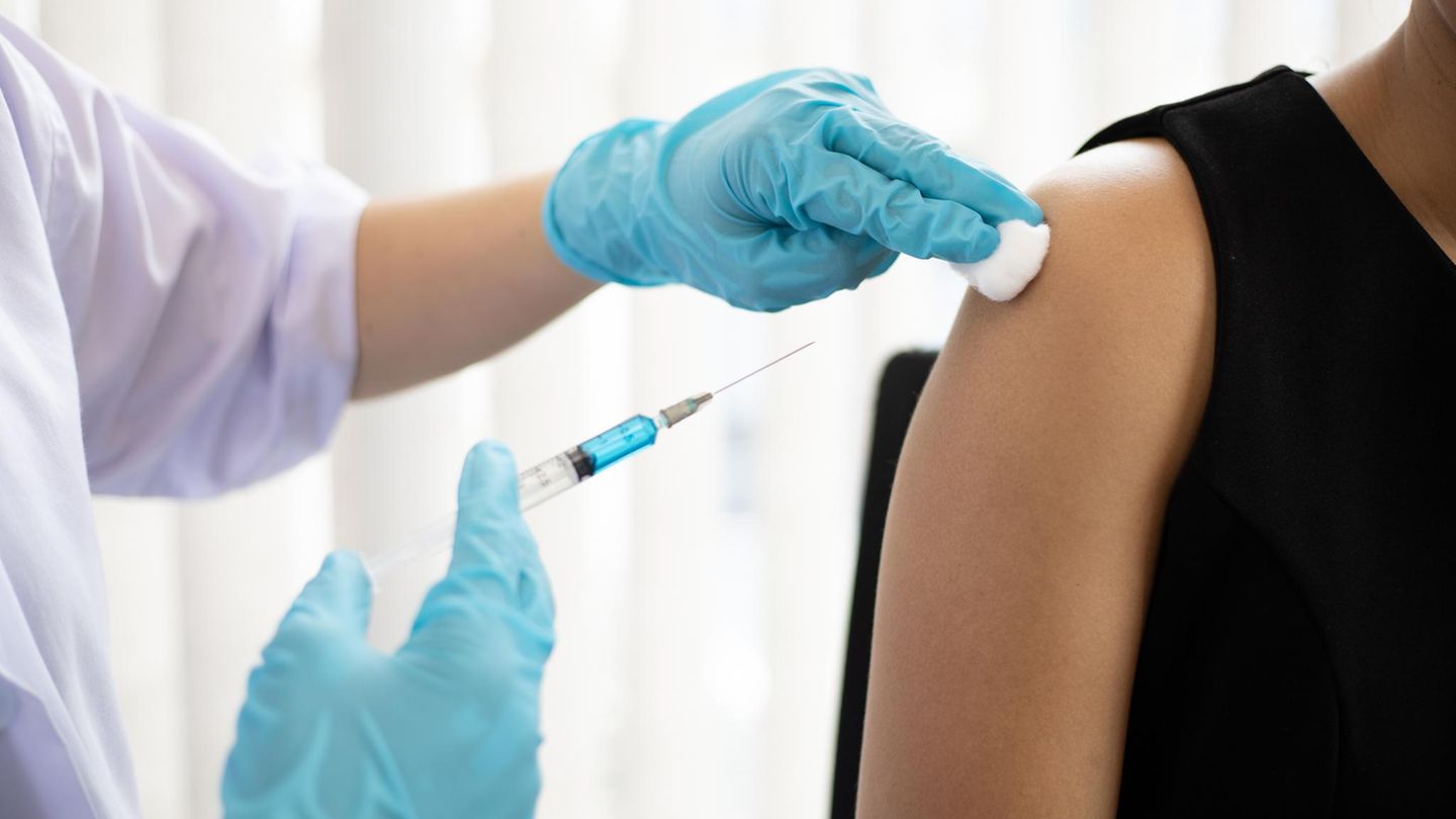 Reisemedizin: Arzt impft einen Patienten