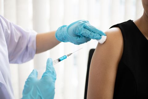 Reisemedizin: Arzt impft einen Patienten