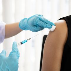 Reisemedizin: Arzt impft einen Patienten