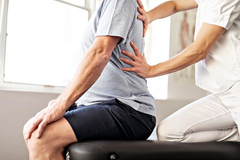 Schmerztherapie: Physiotherapeut behandelt Patienten