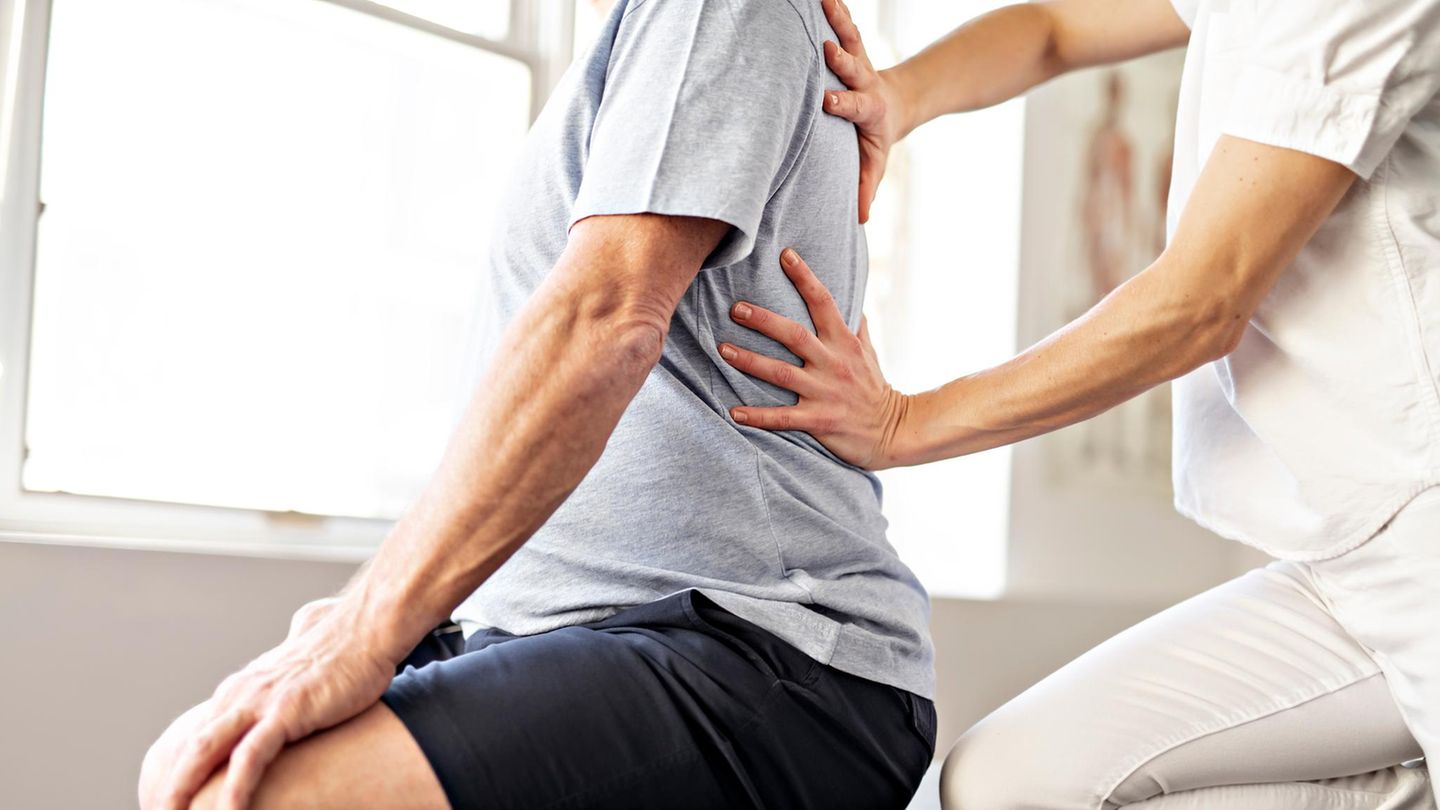Schmerztherapie: Physiotherapeut behandelt Patienten