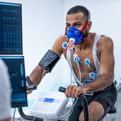 Sportmedizin: Patient führt einen Lungentest durch