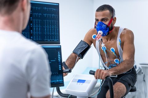 Sportmedizin: Patient führt einen Lungentest durch