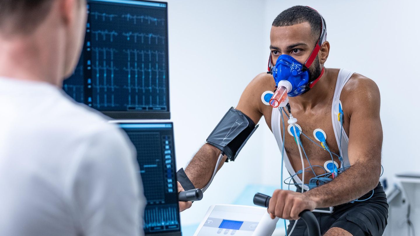 Sportmedizin: Patient führt einen Lungentest durch