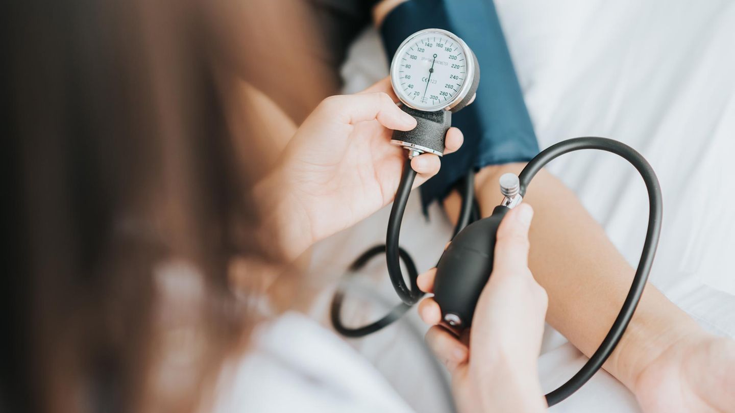Bluthochdruck: Arzt misst Bluthochdruck bei Patienten