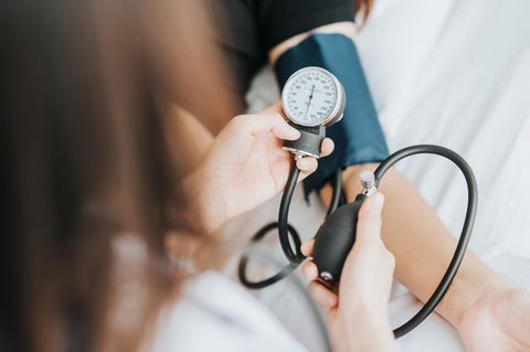 Bluthochdruck: Arzt misst Bluthochdruck bei Patienten
