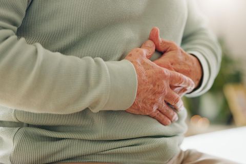 Chronisch Entzündliche Darmerkrankungen: Frau hält die Hände auf den Bauch.