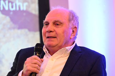 Uli Hoeneß hält die jüngsten Entwicklungen auf dem Transfermarkt für "gaga". Foto: Felix Hörhager/dpa