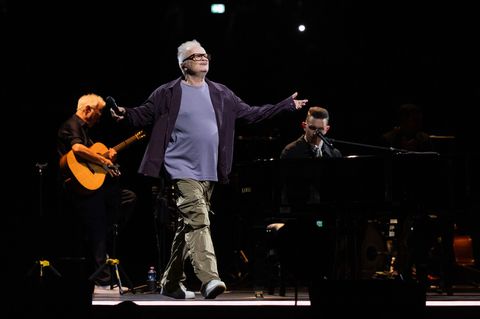 Vom Publikum noch vor dem ersten Hit frenetisch gefeiert: Herbert Grönemeyer in der Dortmunder Westfalenhalle Foto: Rolf Vennenb