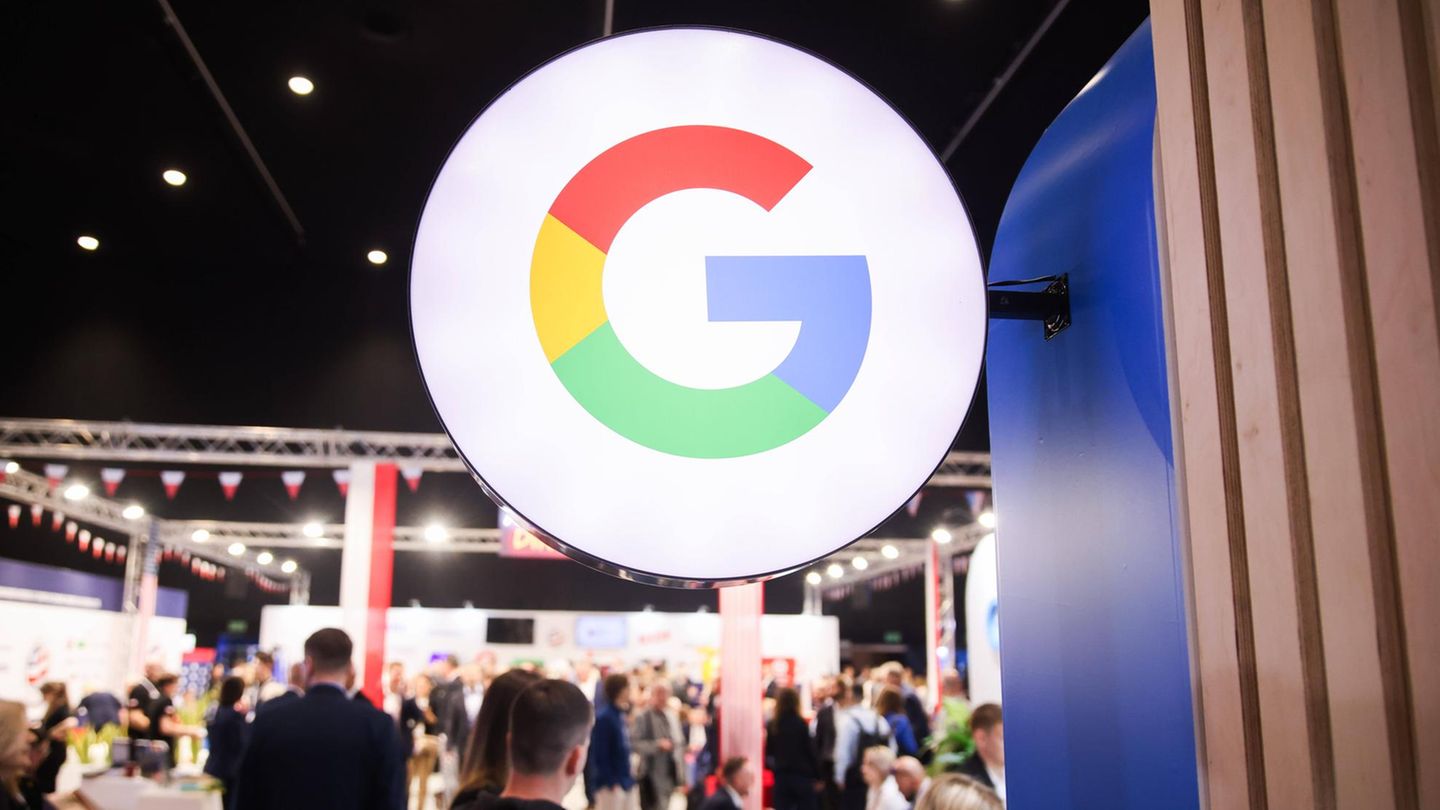 Das Google-Logo auf einer Messe