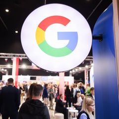 Das Google-Logo auf einer Messe