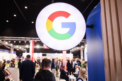 Das Google-Logo auf einer Messe