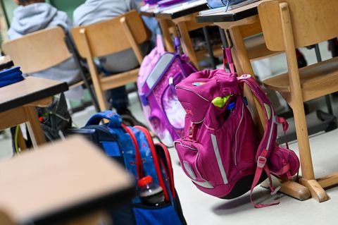 Nach den Sommerferien geht die Schule wieder los. (Symbolbild) Foto: Jens Kalaene/dpa