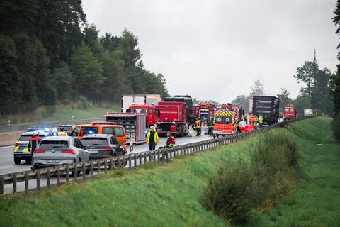 Nach dem Lkw-Brand gab es eine Sperrung. Foto: Daniel Vogl/dpa