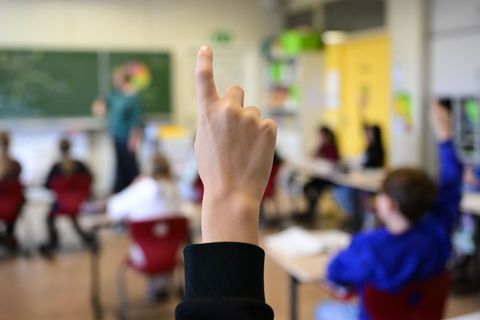 Mit einem neuen Programm will die Landesregierung künftig Grundschullehrer auch an der Regelschule einsetzen. (Symbolbild) Foto: