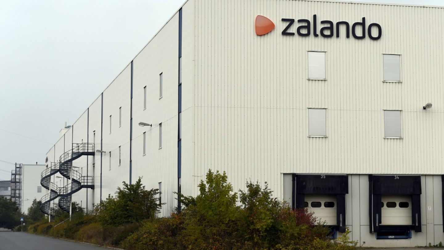 Zalando-Logo an einem Lagerhaus