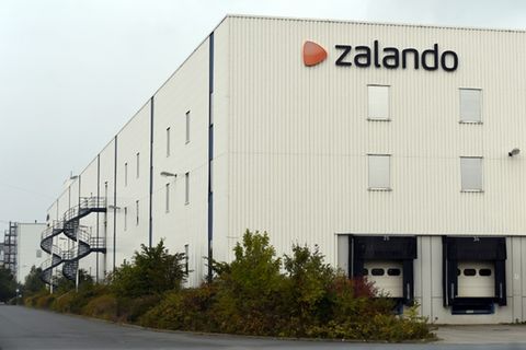 Zalando-Logo an einem Lagerhaus