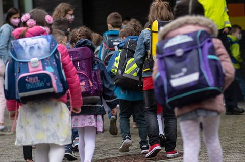 Anders als in anderen Bundesländern herrscht in Hamburg nach Ansicht von Bildungssenatorin Bekeris kein Lehrermangel (Archivbild