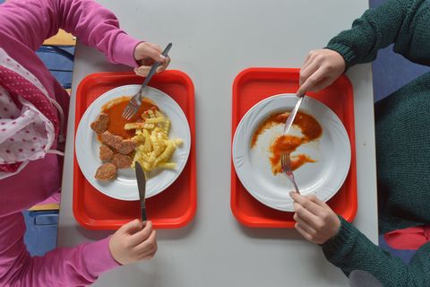 Ein gemeinsames Mittagessen hat einen verbindenden Charakter. (Symbolbild) Foto: Ralf Hirschberger/dpa-Zentralbild/dpa