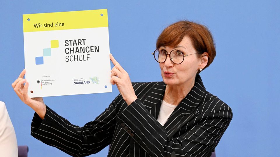 morgen|stern: Die ehemalige FDP-Bildungsministerin Bettina Stark-Watzinger im Juni 2024 bei der Unterzeichnung des Startchancen-Programms: 4000 Schulen werden über zehn Jahre unterstützt Die ehemalige FDP-Bildungsministerin Bettina Stark-Watzinger im Juni 2024 bei der Unterzeichnung des Startchancen-Programms: 4000 Schulen werden über zehn Jahre unterstützt