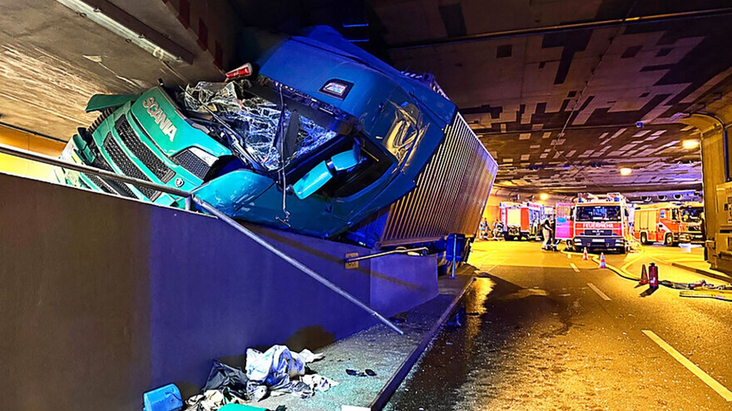 Unf-lle-Tiergartentunnel-bleibt-nach-Lkw-Crash-Richtung-Moabit-dicht