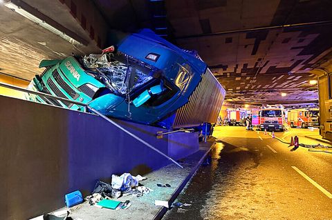 Der Fahrer wurde bei dem schweren Unfall verletzt. Foto: -/Feuerwehr Berlin/dpa