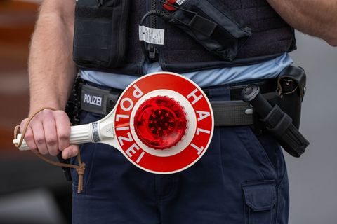 Bei einer Polizei-Kontrolle fällt ein Lkw-Fahrer auf, der gefährlich lange am Steuer saß (Symbolbild). Foto: Stefan Sauer/dpa