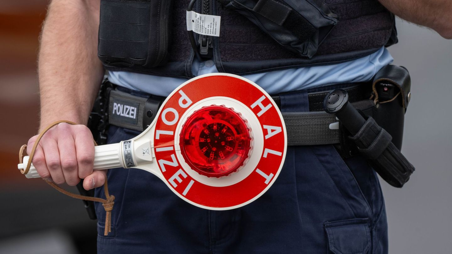 Bei einer Polizei-Kontrolle fällt ein Lkw-Fahrer auf, der gefährlich lange am Steuer saß (Symbolbild). Foto: Stefan Sauer/dpa