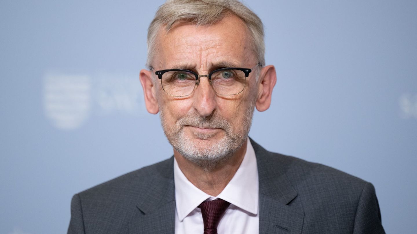 Sachsens Innenminister Armin Schuster (CDU) möchte laut einem Zeitungsbericht mehr Befugnisse für die Polizei (Archivbild). Foto
