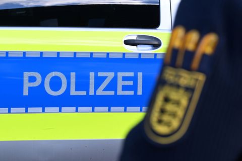 Polizeieinsatz vor einer Eisdiele in Winnenden. (Symbolbild) Foto: Bernd Weißbrod/dpa