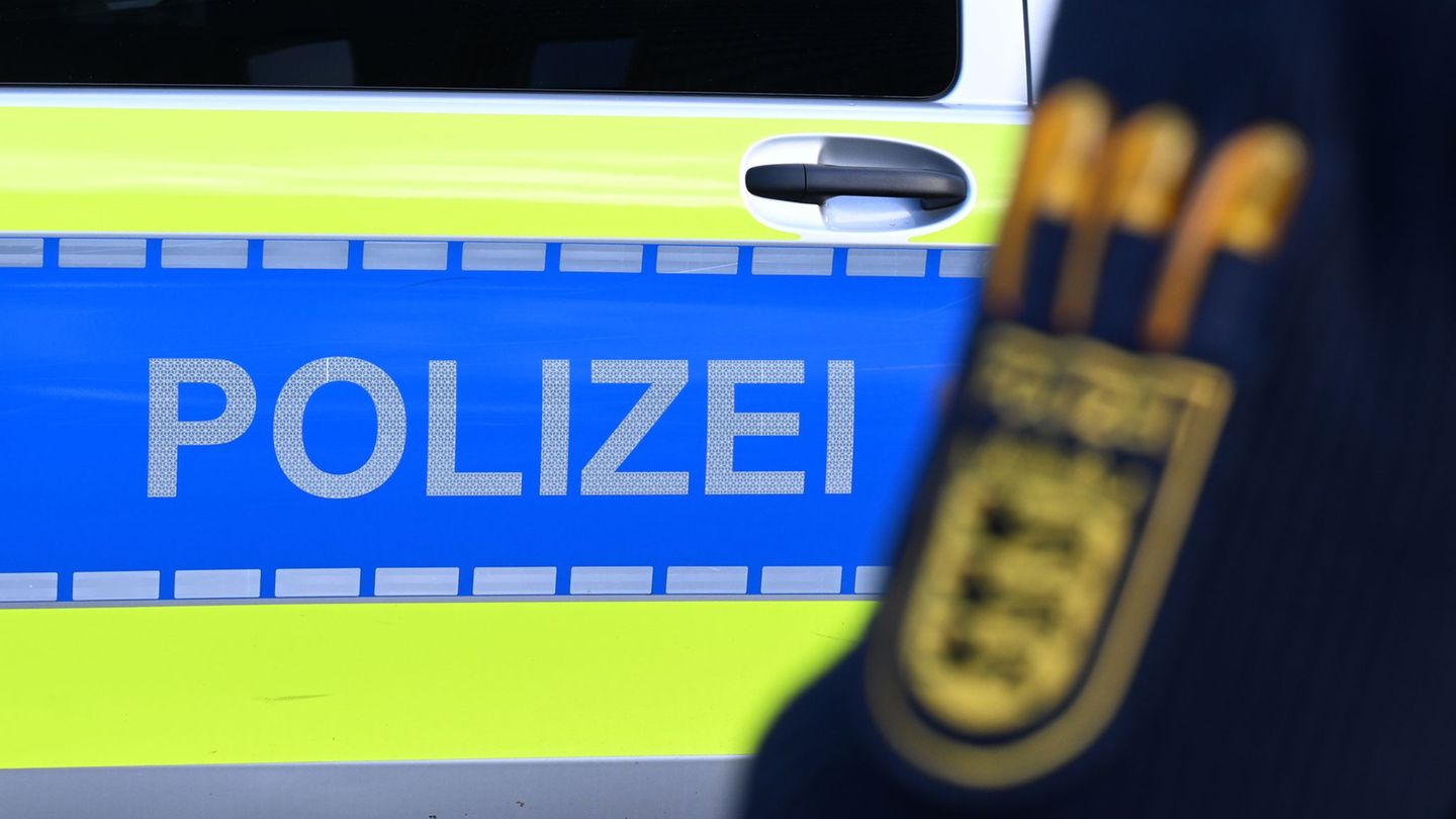 Polizeieinsatz vor einer Eisdiele in Winnenden. (Symbolbild) Foto: Bernd Weißbrod/dpa
