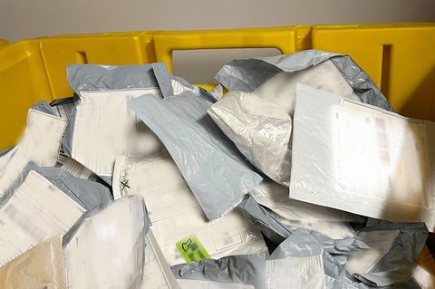 Beschlagnahmte Sendungen, in denen in vielen Fällen nicht bestelltes Saatgut verschickt wurde