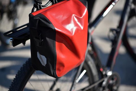 Deal News: Rote Fahrradtasche an einem Gepäckträger