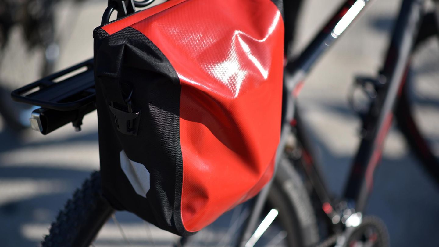 Deal News: Rote Fahrradtasche an einem Gepäckträger