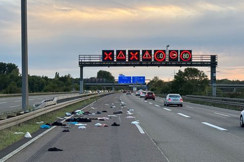 Pech auf dem Weg in den Kroatien-Urlaub: Ein Autofahrer verliert den Inhalt seiner Dachbox auf der Autobahn. Foto: Polizeipräsid