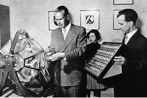 Das Waisenmädchen Elvira Hahn zog die erste Kugel in der Geschichte des erfolgreichen Glücksspiels "6 aus 49" - es war ausgerech