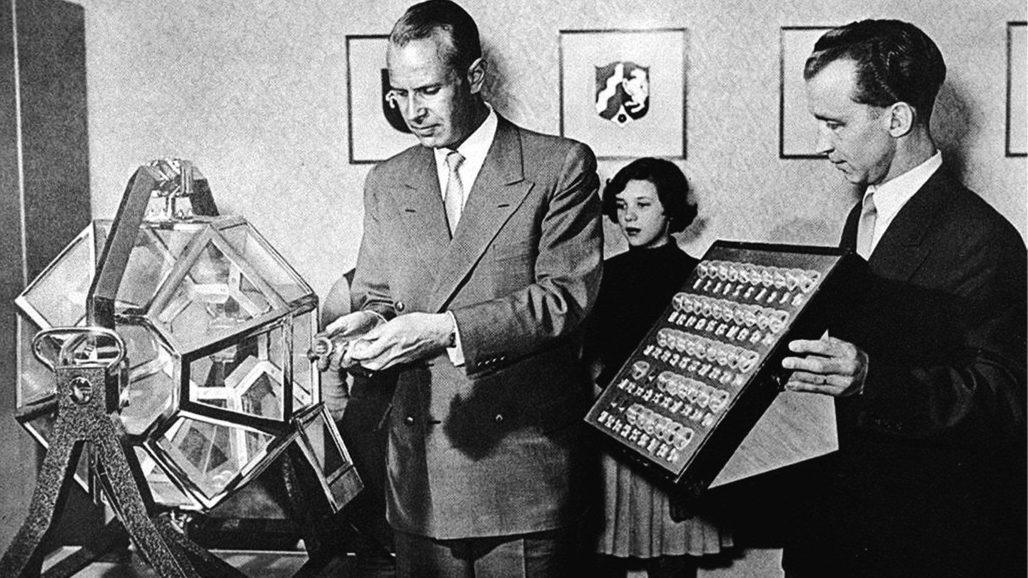Das Waisenmädchen Elvira Hahn zog die erste Kugel in der Geschichte des erfolgreichen Glücksspiels "6 aus 49" - es war ausgerech