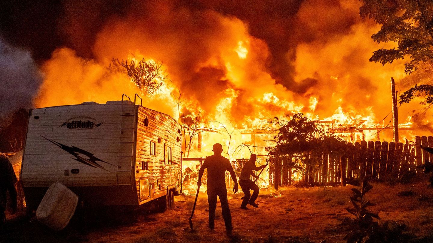 Ein Blitz soll den Brand ausgelöst haben. Foto: Noah Berger/AP/dpa