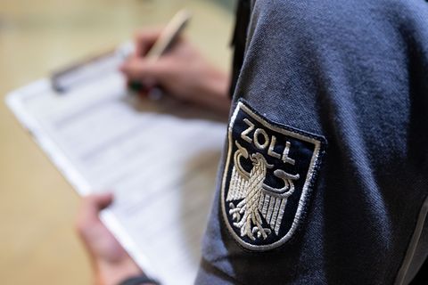 Zöllner finden die Zigarren in einem Koffer und einer Tasche. (Symbolbild) Foto: Hendrik Schmidt/dpa