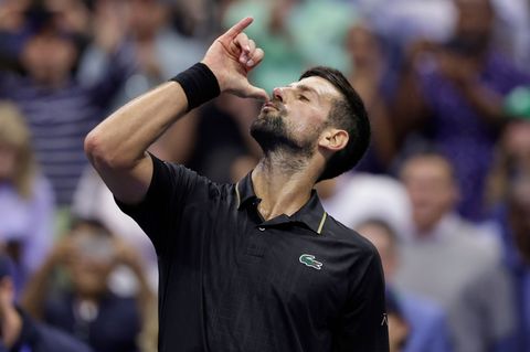 Novak Djokovic widmet seinem Sieg seiner Tochter, die ihren 8. Geburtstag feierte. Foto: Adam Hunger/AP/dpa