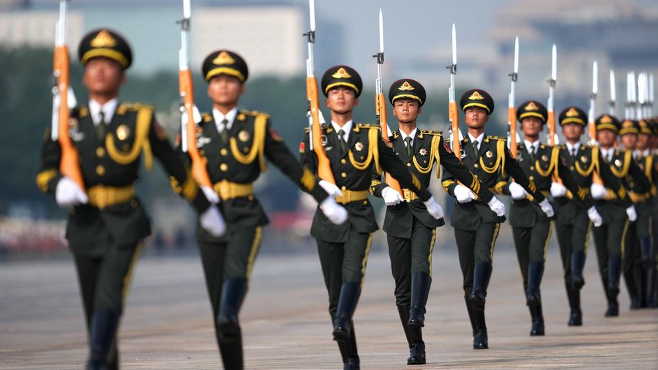 Militärparade Peking Xi fährt riesige Militärparade vor Putin und Kim auf