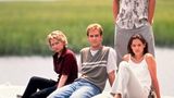 ... sorgte um die 20 Jahre zuvor bereits eine Teenie-Serie für Aufsehen: "Dawson's Creek" (auf Prime Video zum Kauf erhältlich) zog in den 90ern ebenfalls mit idyllischem Küsten-Charme und großen Teenager-Emotionen in seinen Bann. Auch hier stand eine Dreiecksgeschichte um Kindheitsfreunde im Mittelpunkt, damals musste sich Joey (Katie Holmes) zwischen dem entspannten Pacey (Joshua Jackson) und dem ernsten Dawson (James van der Beek) entscheiden. Überhaupt war Wilmington gern genutzter Drehort für weitere Teen-Romanzen, wie etwa in den Nullerjahren für ...