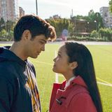 "The Summer I Turned Pretty" ist übrigens nicht die erste Romanverfilmung für die Amerikanerin Jenny Han. Auch ihre Trilogie "To All The Boys I've Loved Before" wurde als Serie adaptiert und ist auf Netflix zu sehen. Das dazugehörige Spin-off ,"XO, Kitty", stammt auch aus ihrer Feder. Thematisch bleibt sie sich hier treu: Es geht um Coming-of-Age-Geschichten mit starkem Bezug zur Familie