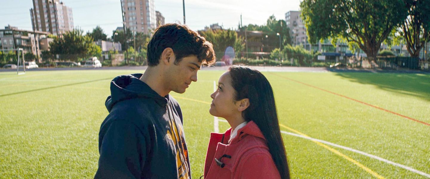 Mehr Teen-Drama: "The Summer I Turned Pretty" ist übrigens nicht die erste Romanverfilmung für die Amerikanerin Jenny Han. Auch ihre Trilogie "To All The Boys I've Loved Before" wurde als Serie adaptiert und ist auf Netflix zu sehen. Das dazugehörige Spin-off ,"XO, Kitty", stammt auch aus ihrer Feder. Thematisch bleibt sie sich hier treu: Es geht um Coming-of-Age-Geschichten mit starkem Bezug zur Familie "The Summer I Turned Pretty" ist übrigens nicht die erste Romanverfilmung für die Amerikanerin Jenny Han. Auch ihre Trilogie "To All The Boys I've Loved Before" wurde als Serie adaptiert und ist auf Netflix zu sehen. Das dazugehörige Spin-off ,"XO, Kitty", stammt auch aus ihrer Feder. Thematisch bleibt sie sich hier treu: Es geht um Coming-of-Age-Geschichten mit starkem Bezug zur Familie