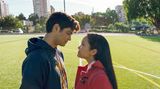 "The Summer I Turned Pretty" ist übrigens nicht die erste Romanverfilmung für die Amerikanerin Jenny Han. Auch ihre Trilogie "To All The Boys I've Loved Before" wurde als Serie adaptiert und ist auf Netflix zu sehen. Das dazugehörige Spin-off ,"XO, Kitty", stammt auch aus ihrer Feder. Thematisch bleibt sie sich hier treu: Es geht um Coming-of-Age-Geschichten mit starkem Bezug zur Familie