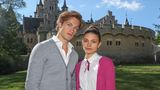Für Prime Video ist "The Summer I Turned Pretty" nicht der erste Teenieserien-Hit, der eine großteils weibliche Zielgruppe begeistert. Im vergangenen Jahr sorgte die deutsche Roman-Adaption "Maxton Hall" international für Aufsehen, die zweite Staffel läuft im Herbst an. Das Setting ist zwar weit weg vom Strand, hat jedoch mit einem fiktionalen Elite-College in England einen ähnlich idyllischen Charme  